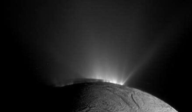 Enceladus gejzír tieň