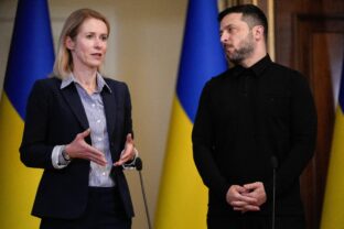 Šéfka európskej diplomacie Kaja Kallasová a ukrajinský prezident Volodymyr Zelenskyj.