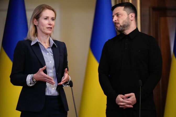 Šéfka európskej diplomacie Kaja Kallasová a ukrajinský prezident Volodymyr Zelenskyj.
