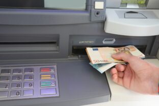 Výber hotovosti z bankomatu