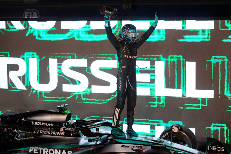 Jazdec Mercedesu George Russell víťazstvo Veľká cena Singapur Formula 1 okruh