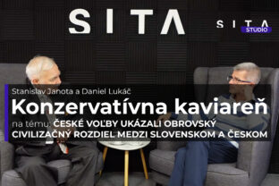 Stanislav Janota a Daniel Lukáč v rozhovore o českých voľbách pri natáčaní video podcastu Konzervatívna kaviareň v Štúdiu SITA.