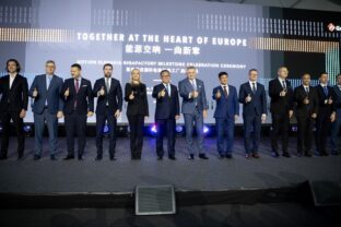 Šurany, Robert Fico, Denisa Saková