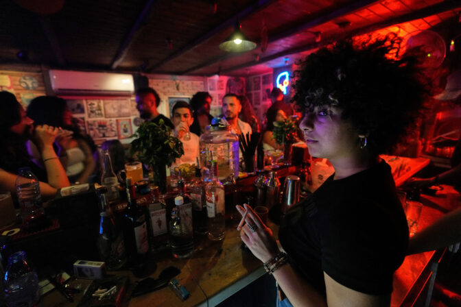Barman fajčenie cigareta bar Damask Sýria nočný život ľudia