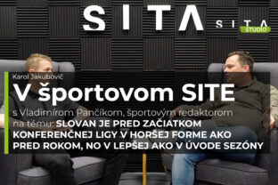 športový redaktor Vladimír Pančík v rozhovor s Karolom Jakubovičom v štúdiu SITA počas natáčania video podcastu V Športovom SITE.