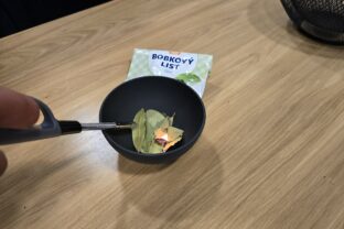 Spaľovanie bobkového listu