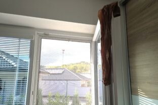 Slováci začali vešať pančuchy na okná
