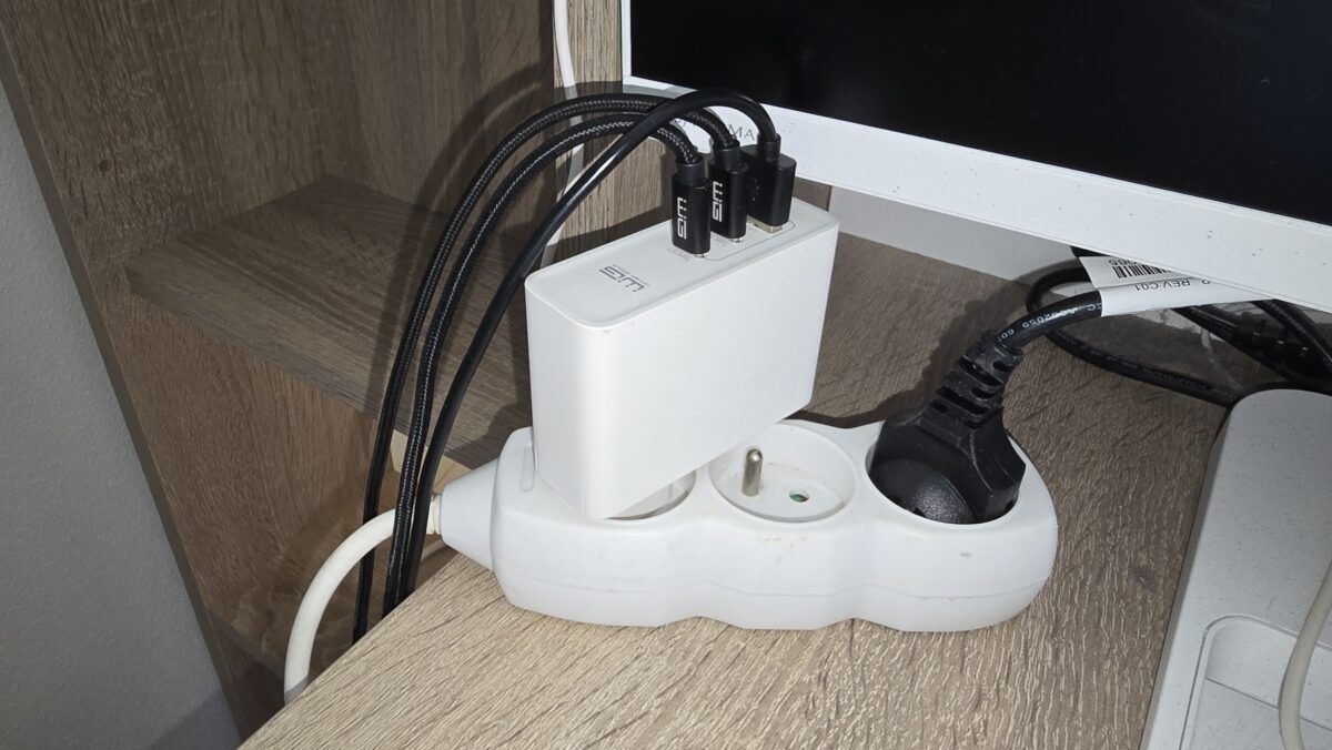 nabíjačka v zásuvke