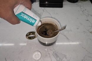 Prečo pridať zubnú pastu do kávy