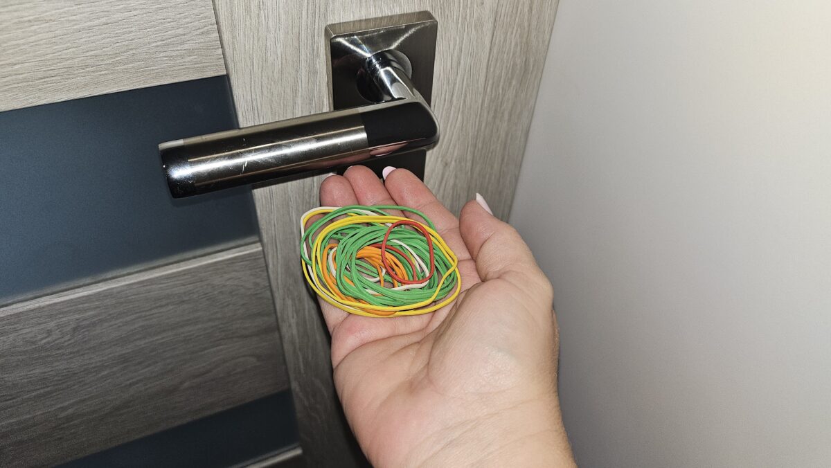 Slováci začali vešať gumičky do vlasov na kľučky dverí