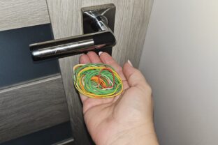 Slováci začali vešať gumičky do vlasov na kľučky dverí