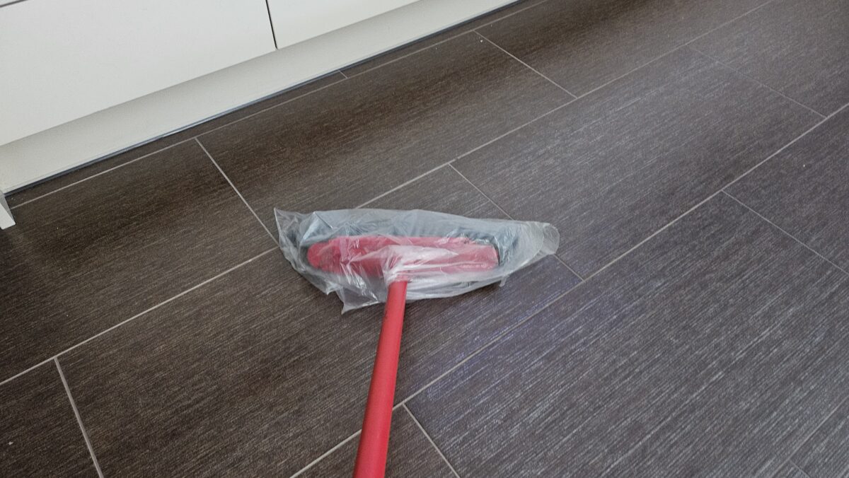 Ukrajinky pri upratovaní využívajú obyčajné igelitové vrecká na metly