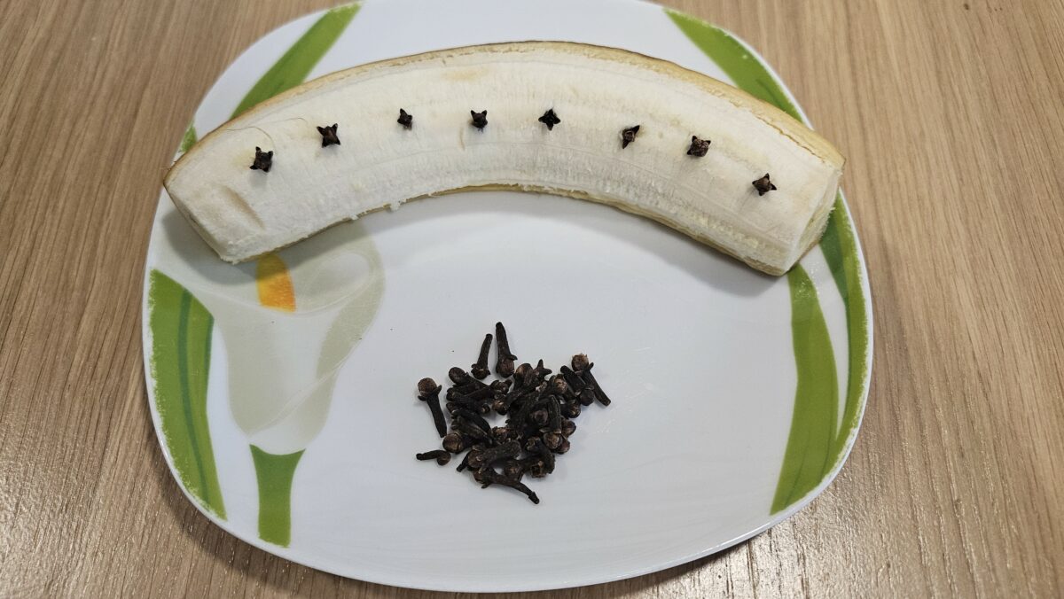 Večer zapichnite do ošúpaného banánu klinčeky