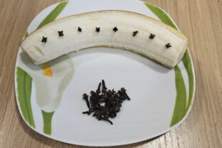 Večer zapichnite do ošúpaného banánu klinčeky