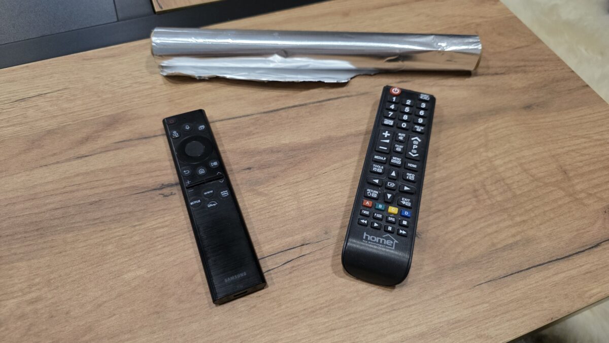 Vložte kúsok alobalu do diaľkového ovládača