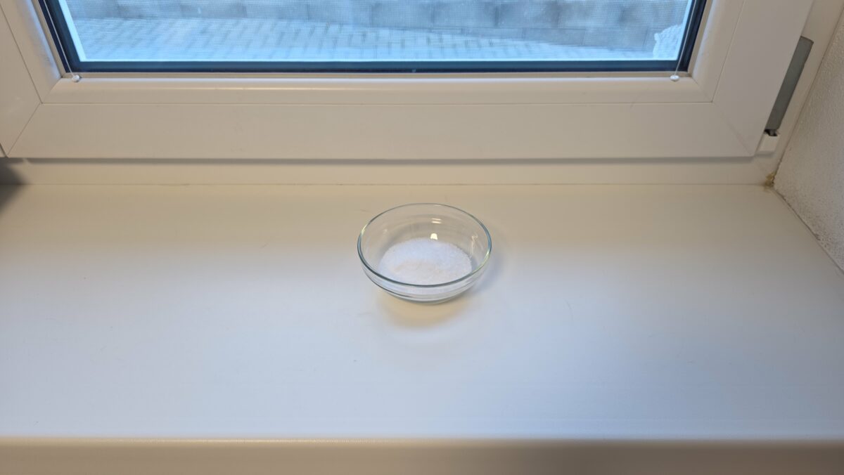 miska so soľou na okne