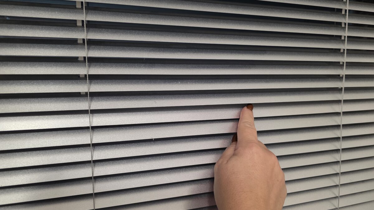 zaprášené žalúzie