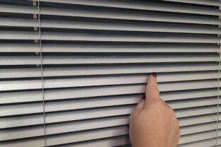 zaprášené žalúzie