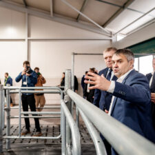 VLÁDA: Otvorenie farmy v Horných Obdokovciach