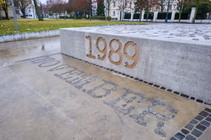 BRATISLAVA: Pamätník89