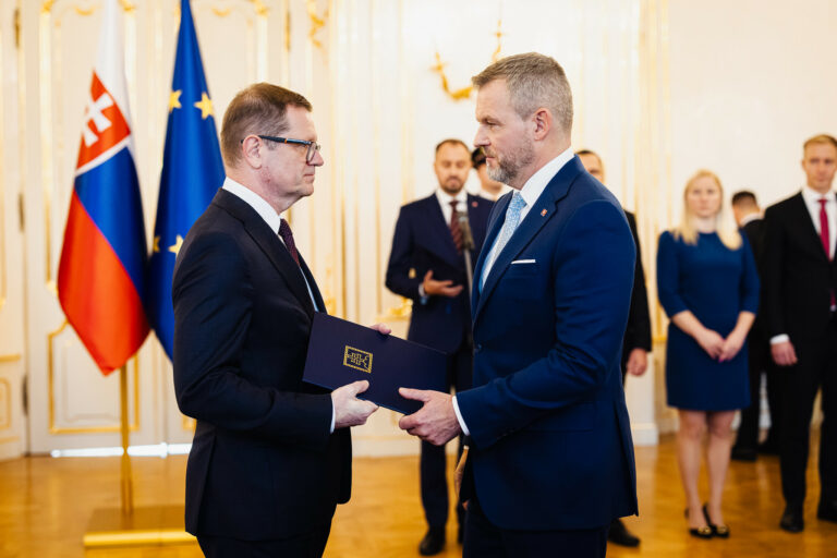 PREZIDENT: Prijal demisiu Petra Kmeca