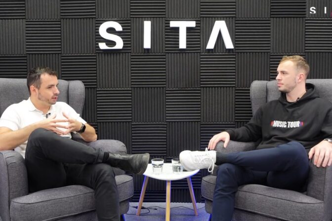 Adam Pastirčák (MusicTour) počas rozhovoru pre SITA v podcaste Fish & Chips.