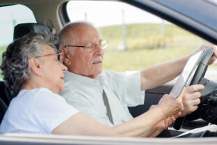 EÚ pripravuje zmeny pre seniorov za volantom