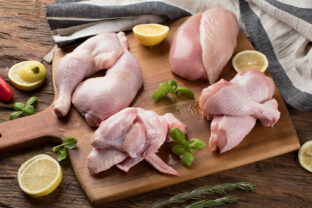 Kuracie mäso rozdelené na kusy