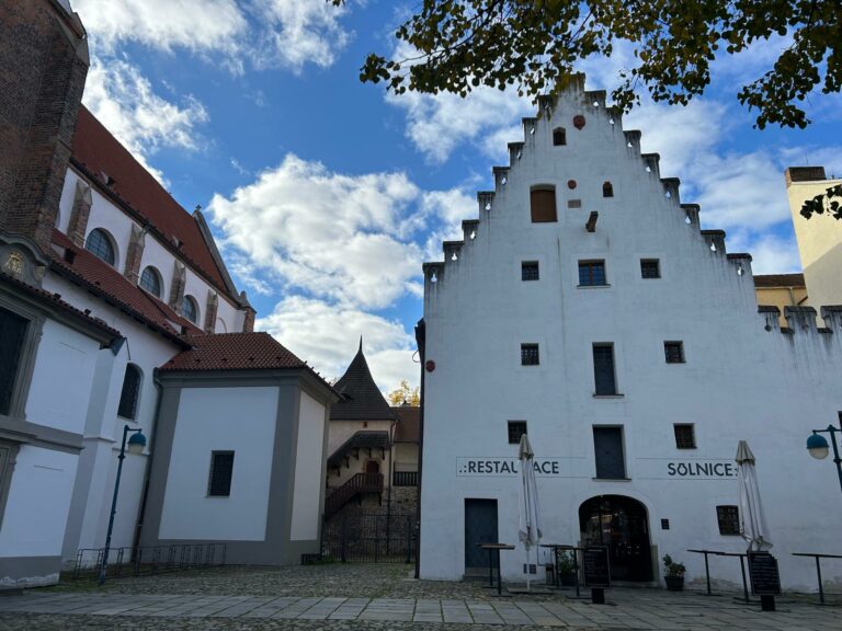 Vo fasáde Solnice sa nachádzajú tri kamenné plastiky tvárí