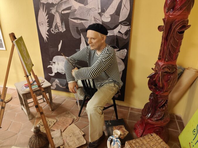 Inštalácia znázorňujúca Pabla Picassa v ateliéri počas maľovania, súčasť výstavy Picasso Life.