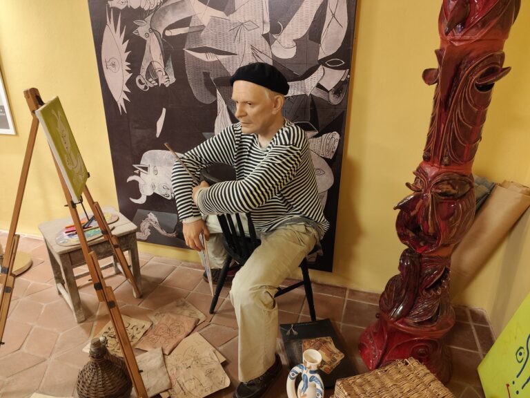 Inštalácia znázorňujúca Pabla Picassa v ateliéri počas maľovania, súčasť výstavy Picasso Life.