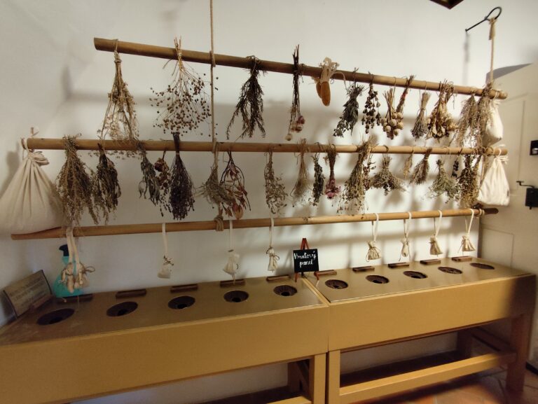Kláštorná bylinková dielňa s usušenými rastlinami a vonnými vrecúškami v Historickej herni.