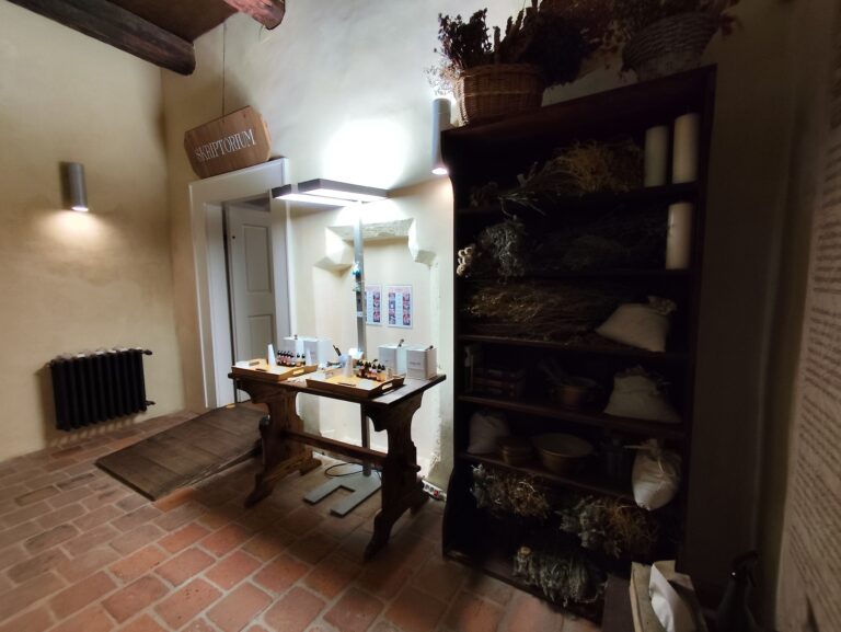 Časť Historickej herne návštevníkom umožňuje spoznať, ako mnísi v minulosti spracovávali a sušili byliny.