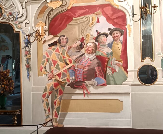 Maškarná sála z roku 1748 zdobia pôvodné fresky so 135 postavami v maskách.