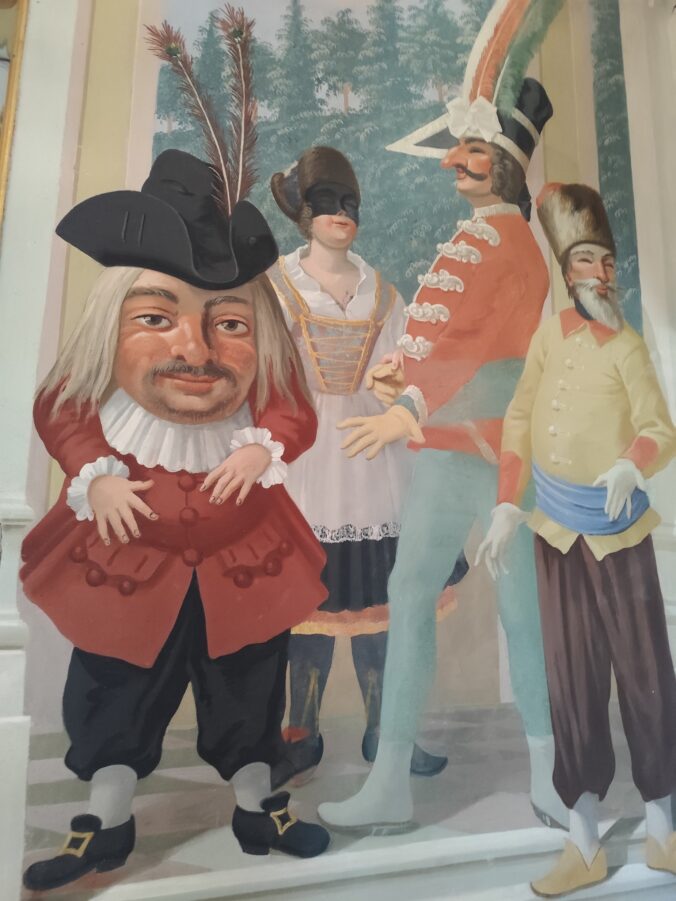 Široký, Bystrozraký a Dlhý. Autor fresiek mal zmysel pre humor a Bydstrozrakého namaľoval v ženských šatách, aj keď išlo o muža.