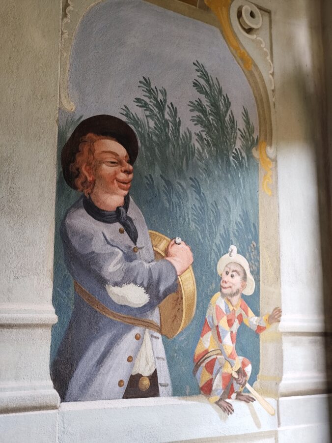 Maškarný sál s freskami Josefa Lederera, zobrazujúcimi postavy v maskách.