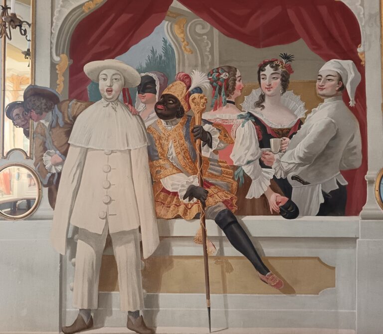 Maškarný sál z roku 1748 zdobia pôvodné fresky so 135 postavami v maskách.