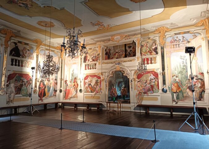 Maškarná sála z roku 1748 zdobia pôvodné fresky so 135 postavami v maskách.
