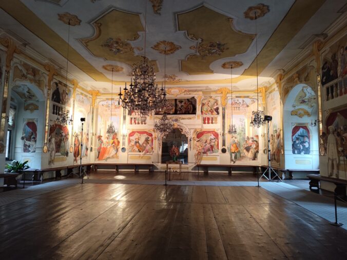 Maškarná sála z roku 1748 zdobia pôvodné fresky so 135 postavami v maskách.