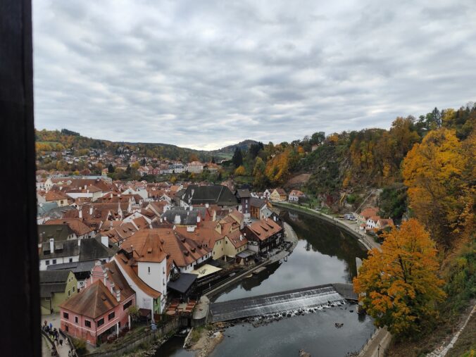 Výhľad z Plášťového mostu, ktorý bol spojovacou chodbou medzi Maškarnou sálou a zámockým barokovým divadlom.