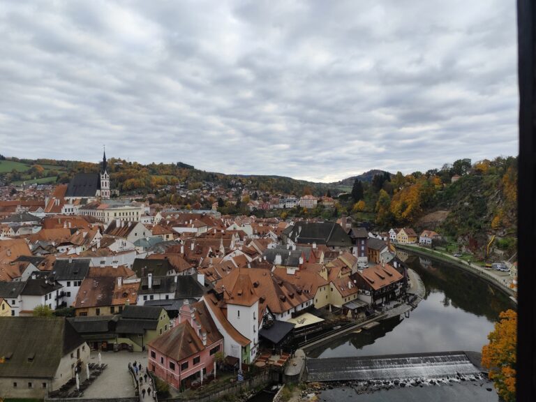 Výhľad z Plášťového mostu, ktorý bol spojovacou chodbou medzi Maškarnou sálou a zámockým barokovým divadlom.