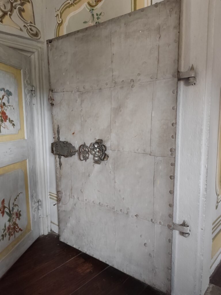 Kovové dvere na Plášťovom moste, ktoré slúžili ako protipožiarne opatrenie.