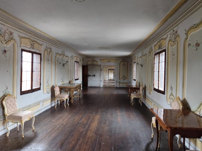 Spojovacia chodba medzi Maškarnou sálou a divadlo.