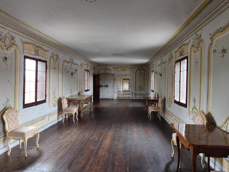 Spojovacia chodba medzi Maškarnou sálou a divadlo.