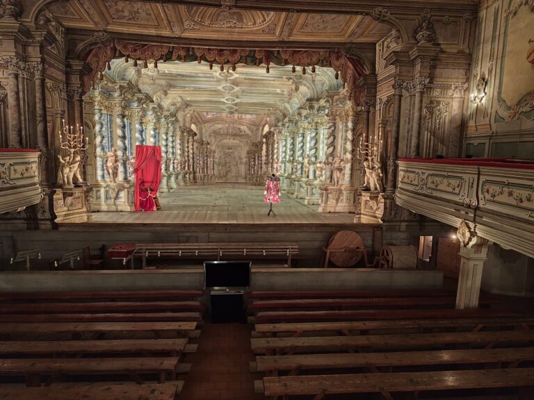 Zámocké barokové divadlo s funkčnou technikou