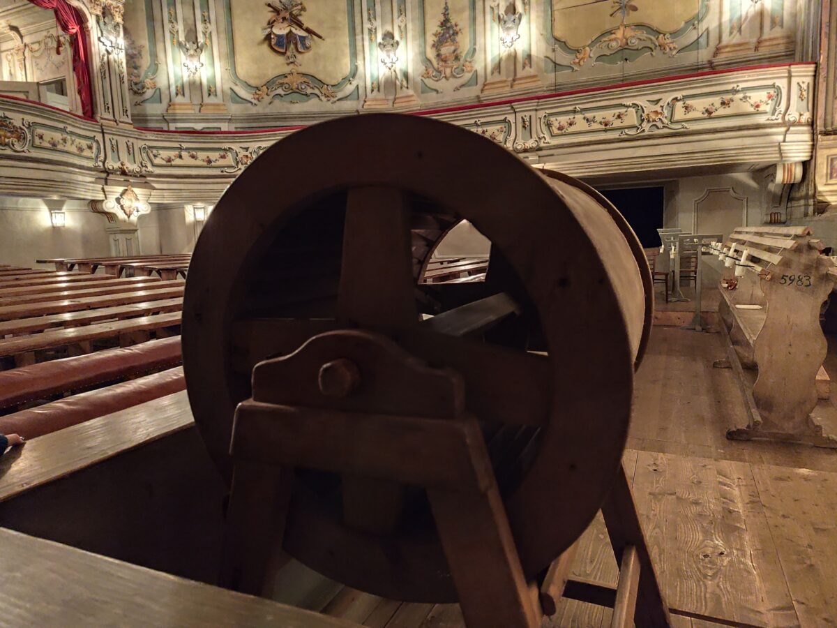 Replika mašinky na výrobu víchrice.