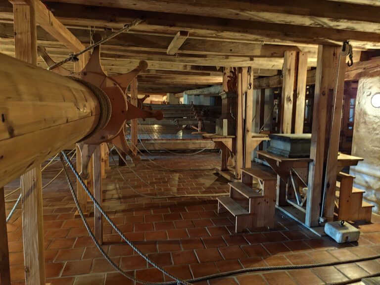 Drevené mechanizmy a rumpále pod javiskom barokového divadla, ktoré kedysi menili scény a vytvárali efekty búrky či vlnobitia.