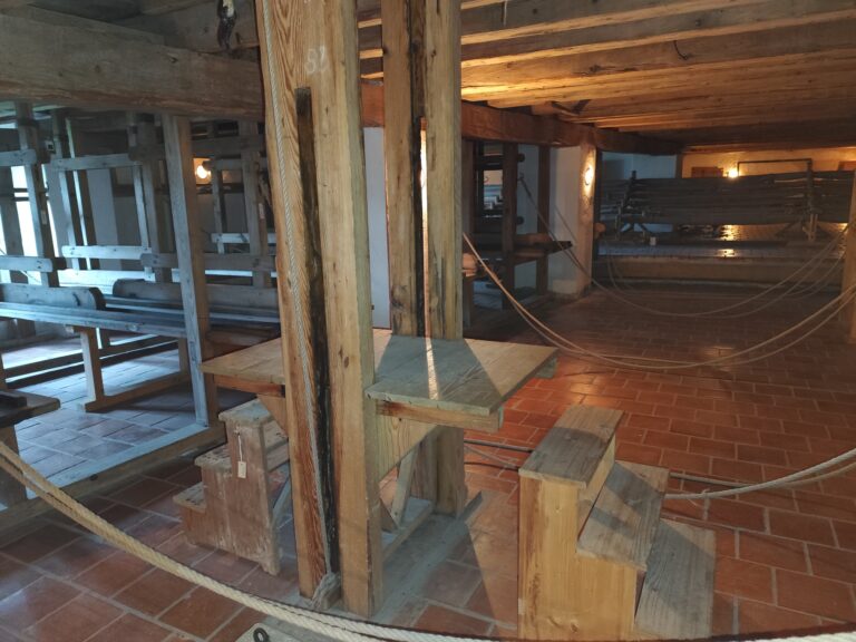 Pod pódiom barokového divadla sa zachovali pôvodné rumpále, laná a závažia. Práve tu vznikali svetelné a zvukové efekty ako hrom, vietor či šumenie mora. Mnohé z týchto mašiniek dodnes historici nevedia presne identifikovať.