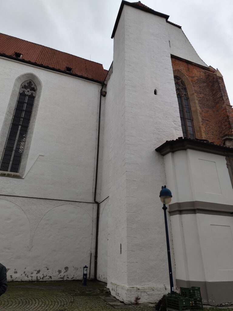 Podľa povesti kamenná žaba pod odkvapom kostola Obetovania Panny Márie na Piaristickom námestí prinesie koniec sveta, keď vylezie na strechu.