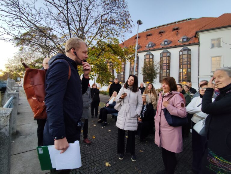 Prehliadka „Kam chodili Budějčáci za holkama“ so spisovateľom Janom Štiftrom, ktorá predstavuje históriu nočného života v meste s nadhľadom a humorom.